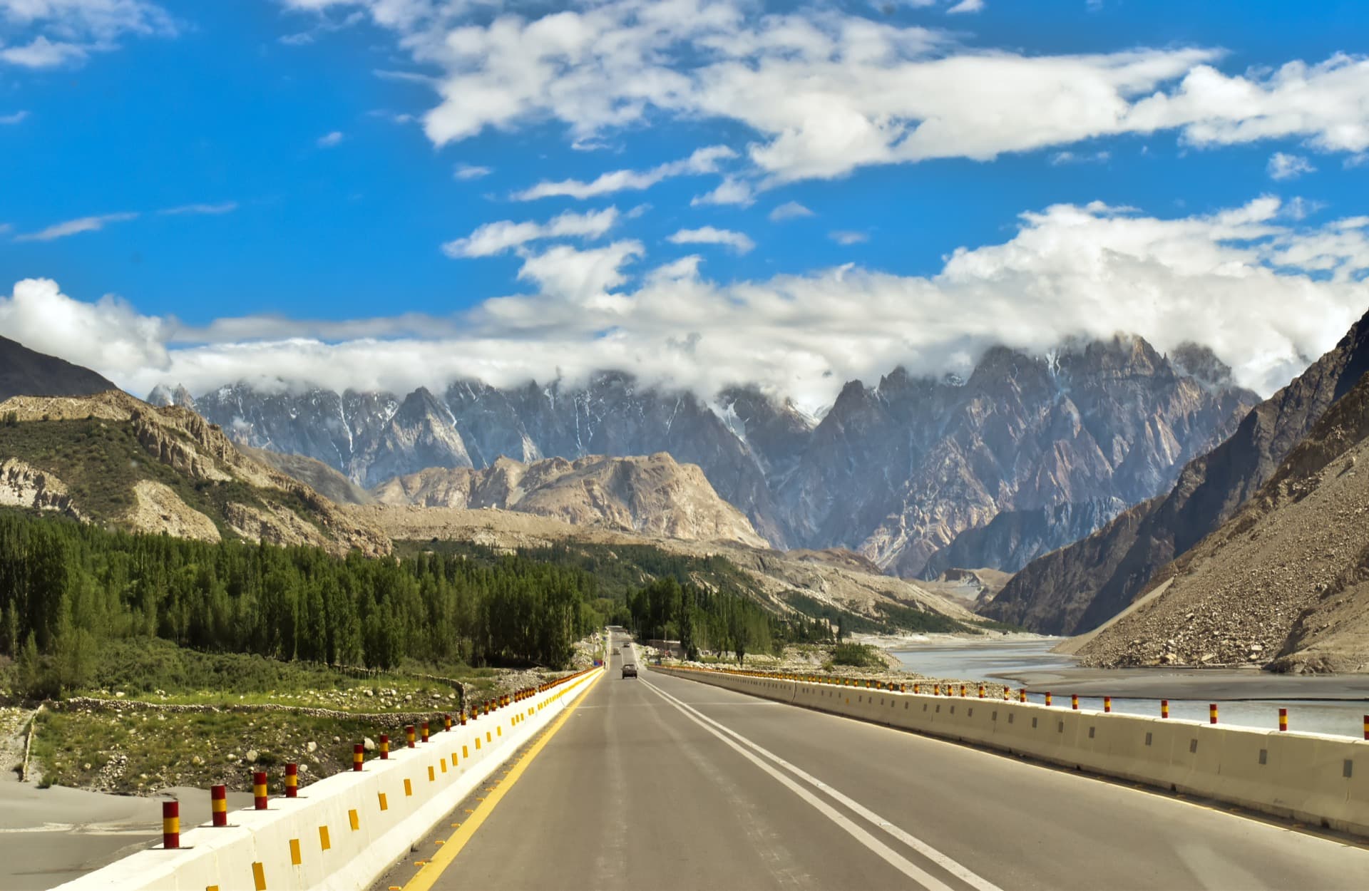 Islamabad to Hunza: Distance, Route & Drive Guide 2026