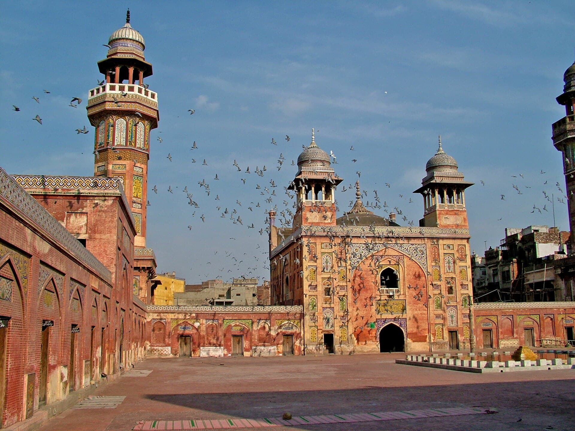 Lahore Travel Guide (2026): Forts, Walled City & Food